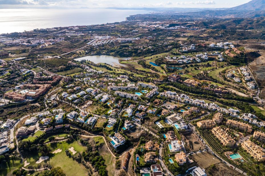 Фотография гольф-курорта Los Flamingos Golf Resort в Марбелье, сделанная с помощью дрона 