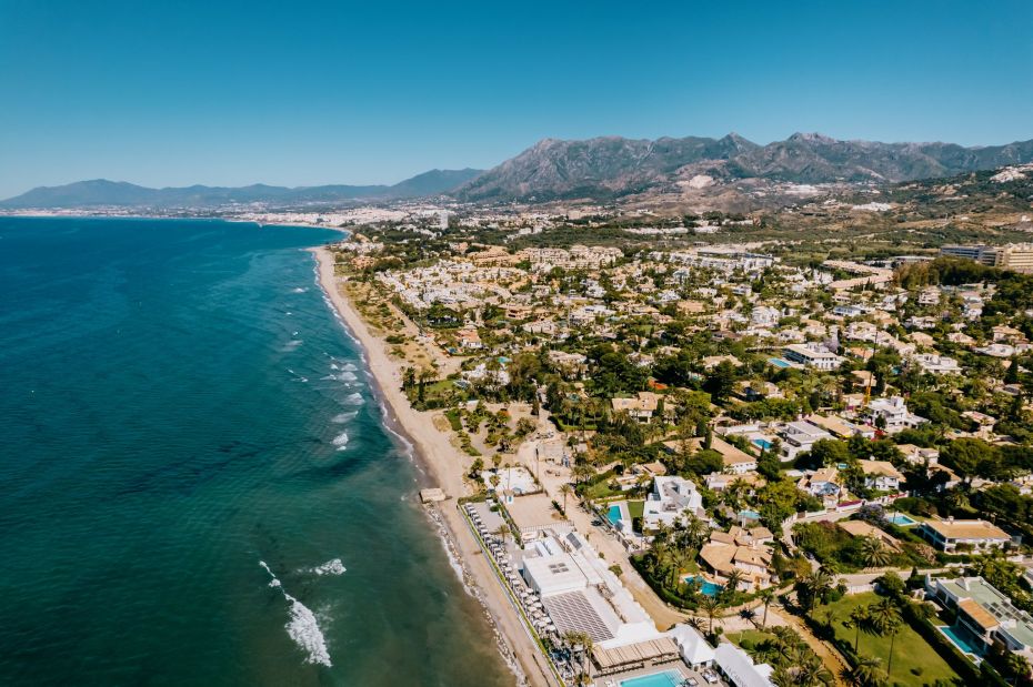 There are many houses that are located in Marbella East. Photograph of general Marbella East area. 