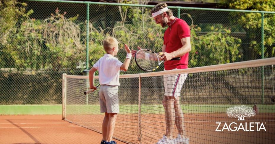 Foto de la pista de tenis de La Zagaleta con entrenador y alumno