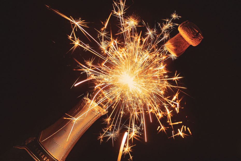 Éclatement d'une bouteille de champagne le soir du Nouvel An 