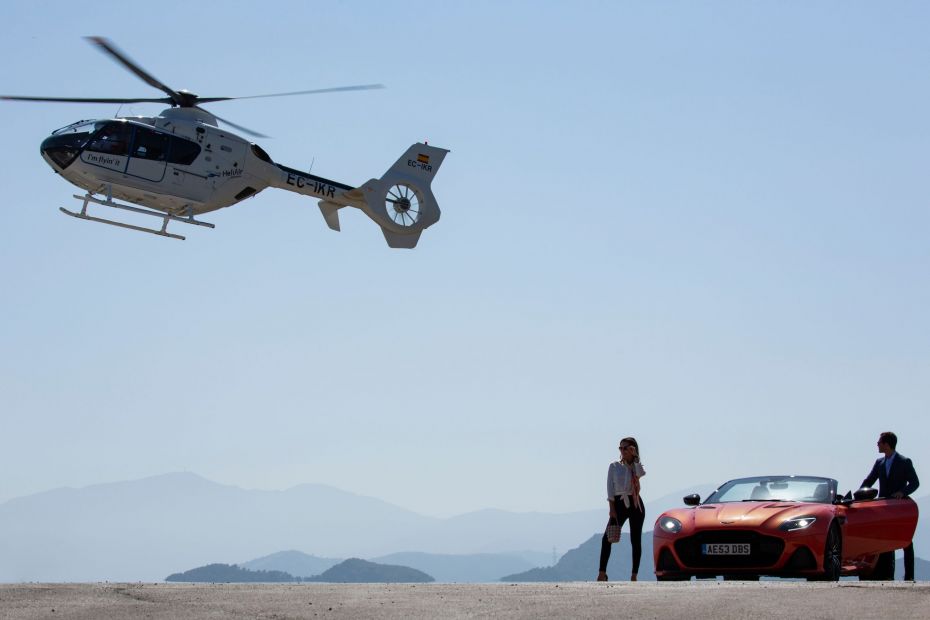 Fotografi av en helikopter som landar på helikopterplattan i La Zagaleta.