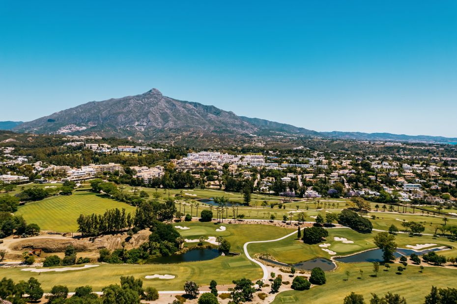 Fotografía con dron de Nueva Andalucía, el Valle del Golf en Marbella 