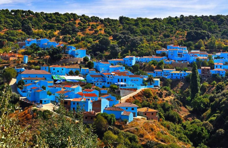 Flygfoto av smurfbyn i Juzcar, nära Ronda i Malaga. 