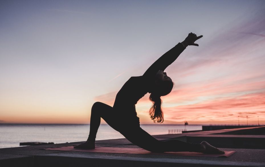 yoga vid stranden foto 