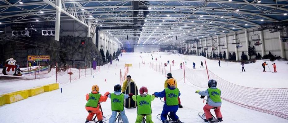 Children practicing at the skizone in Madrid. 