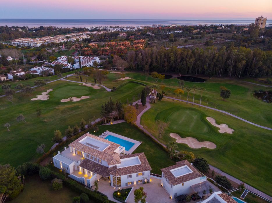 Frontline golf mansion with spectacular views in Aloha