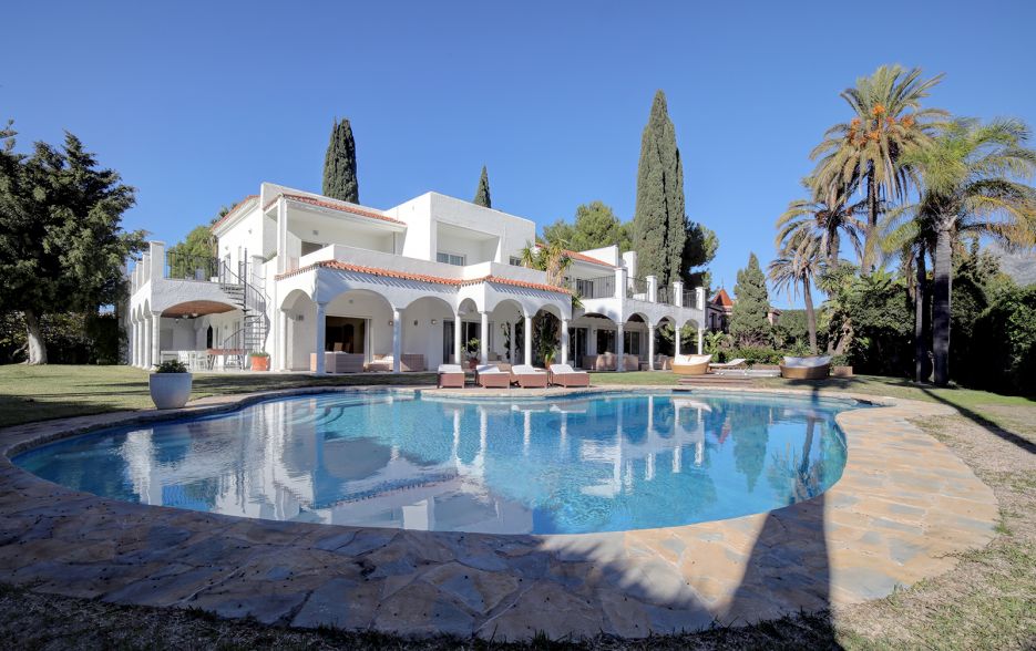 Luxury mansion situated in Atalaya de Rio Verde