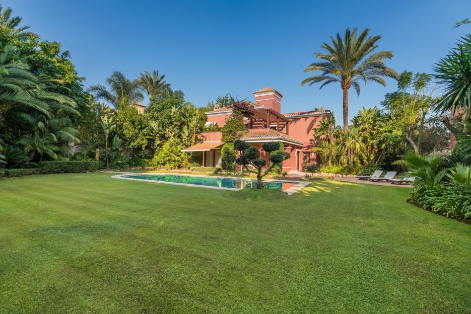 Beautiful villa in Altos de Puente Romano