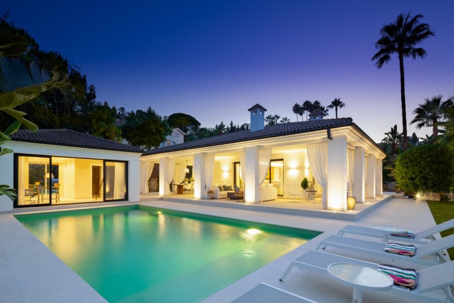 (SOLD) Stunning contemporary villa with mountain views in Las Brisas