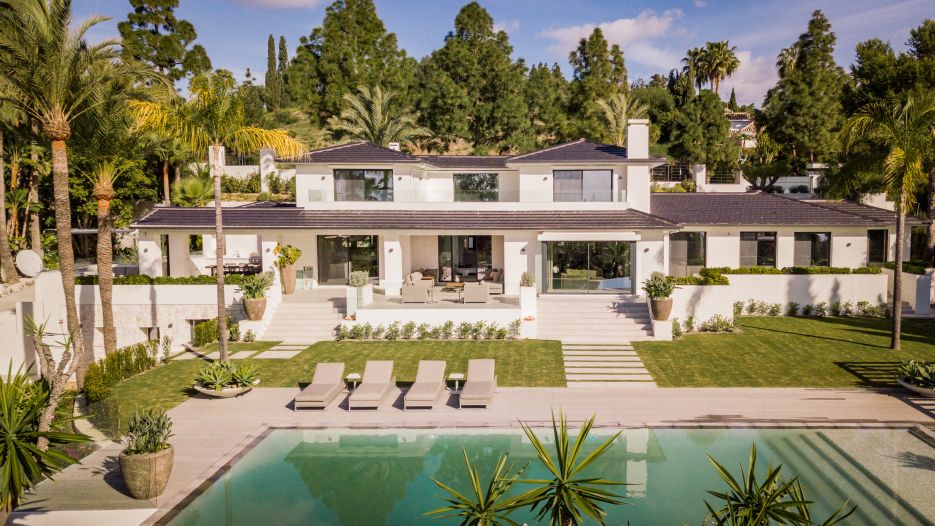 Contemporary villa for sale in Hacienda Las Chapas