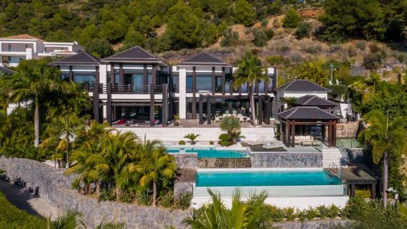 Luxury Villa in Cascada de Camojan