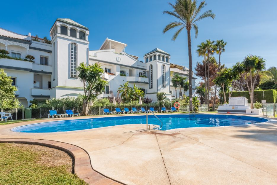 Penthouse with sea views in Dominion Beach, Estepona