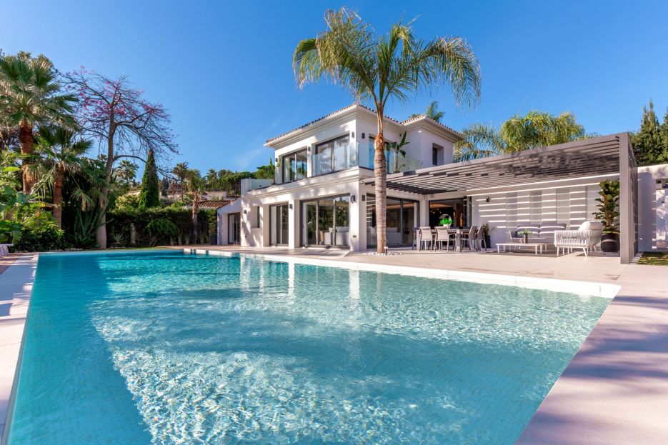 Villa for sale in Nueva Andalucía Golf Valley