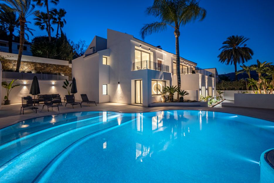 Completely renovated villa with a lot of privacy in Las Brisas with spectacular views to the mountain La Concha