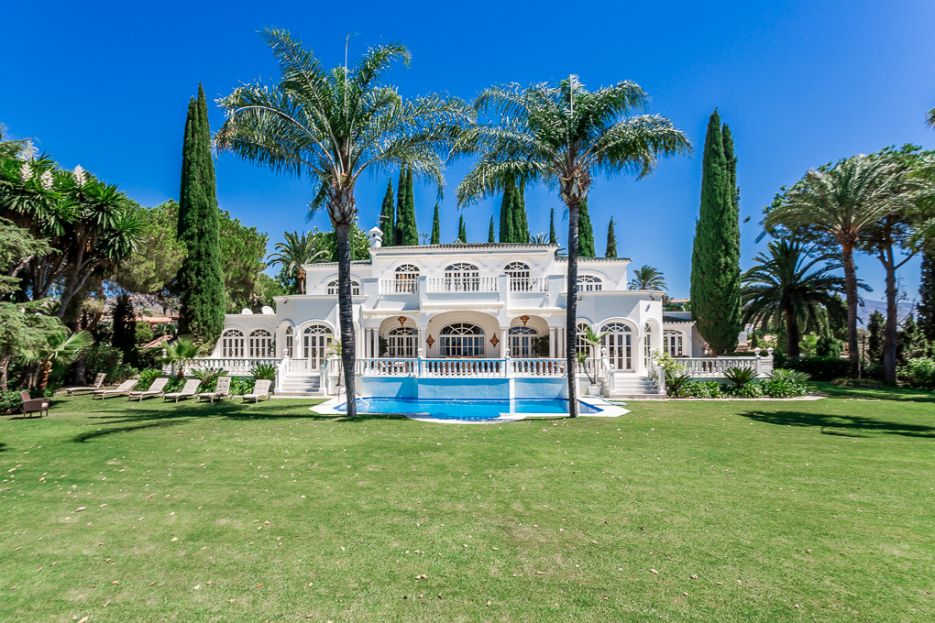 Luxurious Mansion with Tennis Court in El Paraiso Alto