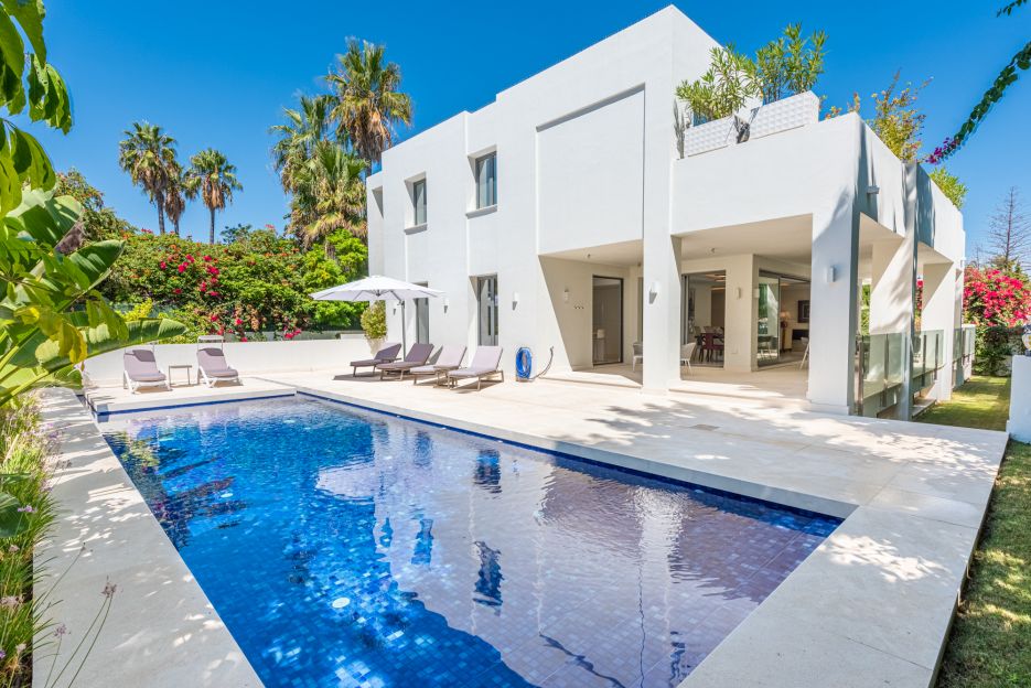 Recently built modern beachside villa in Cortijo Blanco