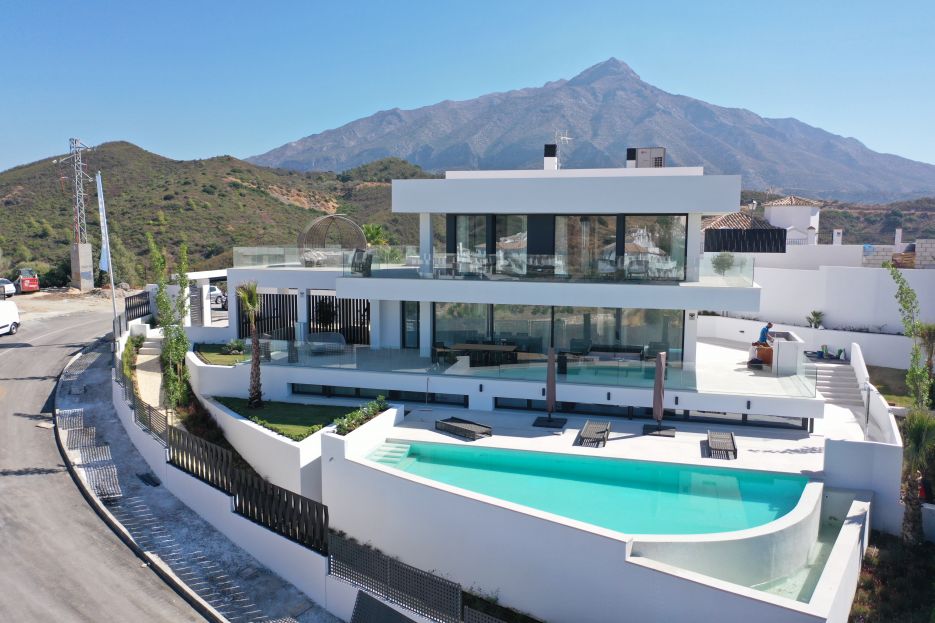 Modern villa with sea views in Nueva Andalucia