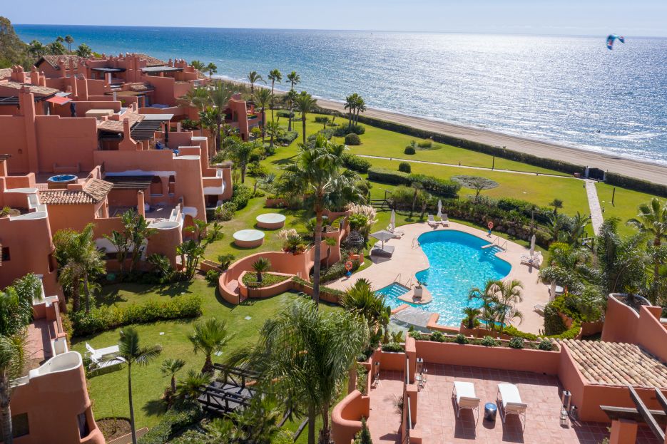 Luxury beachfront apartment for sale in La Morera Playa, Marbella East