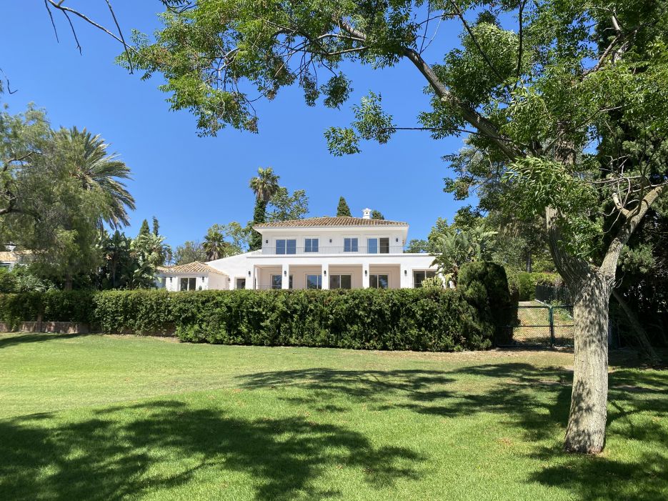 Completely renovated frontline golf villa for sale in Guadalmina Alta