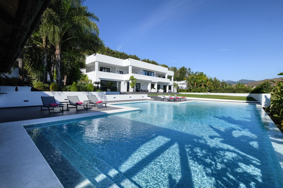 Contemporary villa in Nueva Andalucia