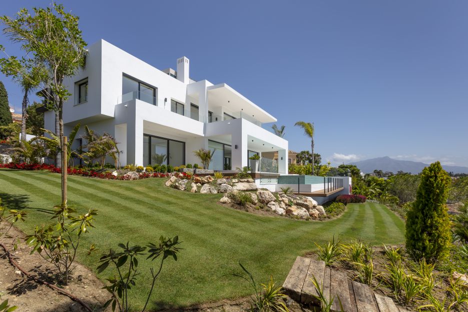 Spectacular new built modern villa with breathtaking panoramic sea views on the New Golden Mile