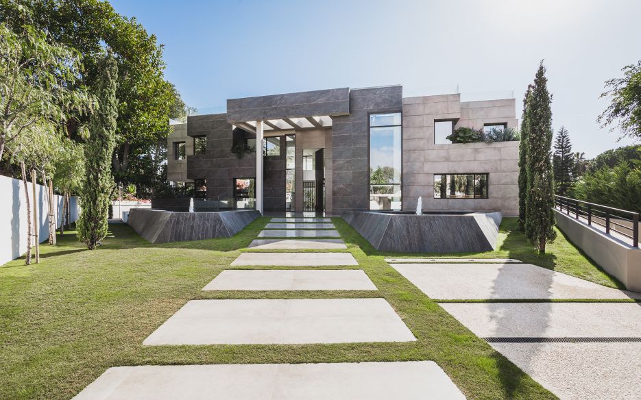 Contemporary villa for sale in Casasola