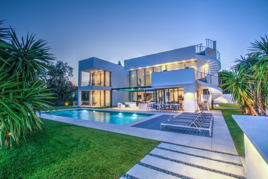 Villa for sale walking distance to the beach