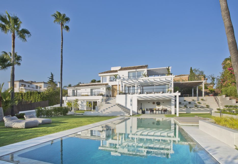 Grand modern villa boasting a fantastic view over the Golf Valley