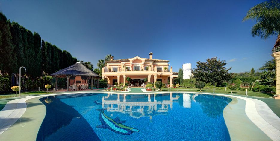 Elegant mansion with sea views walking distance to Puerto Banus