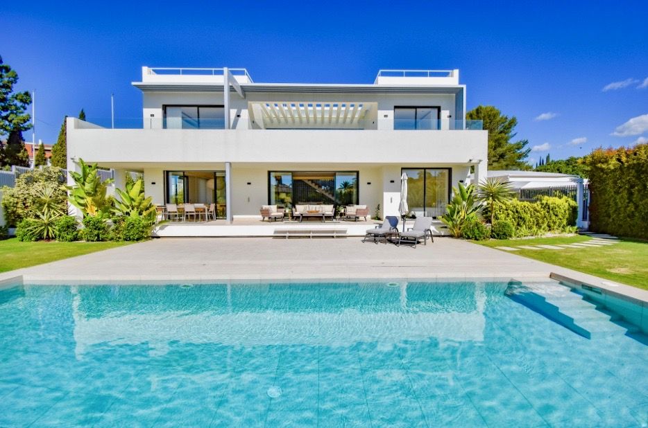 Modern villa for sale in Lomas de Marbella Club