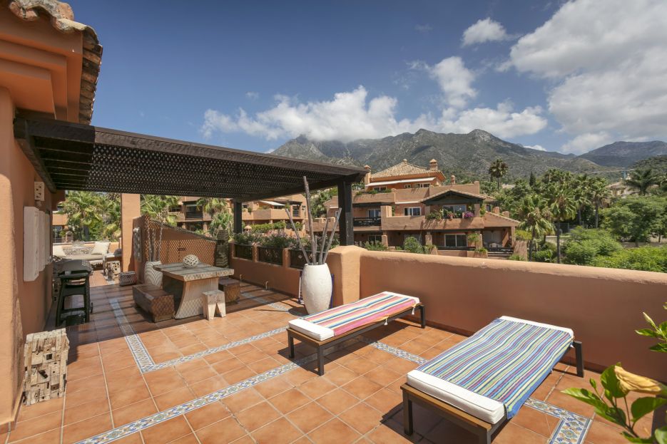 Duplex penthouse for sale in Lagos de Sierra Blanca, Marbella Golden Mile