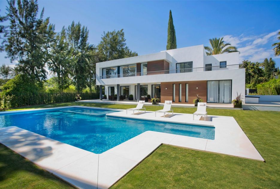 New 5 bedroom frontline golf villa in Las Brisas
