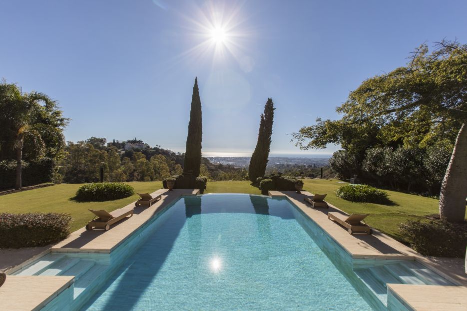 Beautiful villa with sea views in Monte Halcones, Benahavis