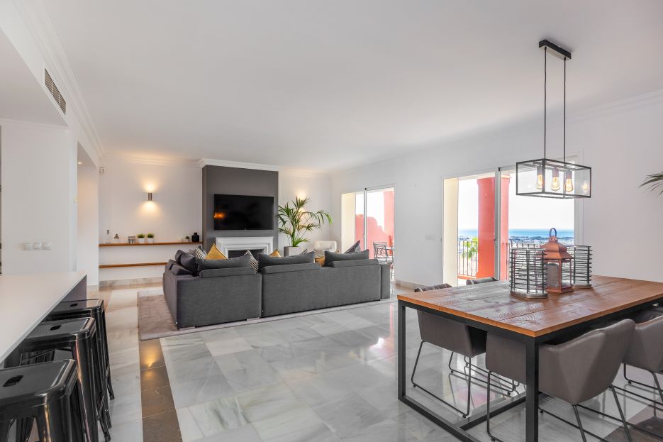 Stunning ground floor duplex apartment with panoramic sea views