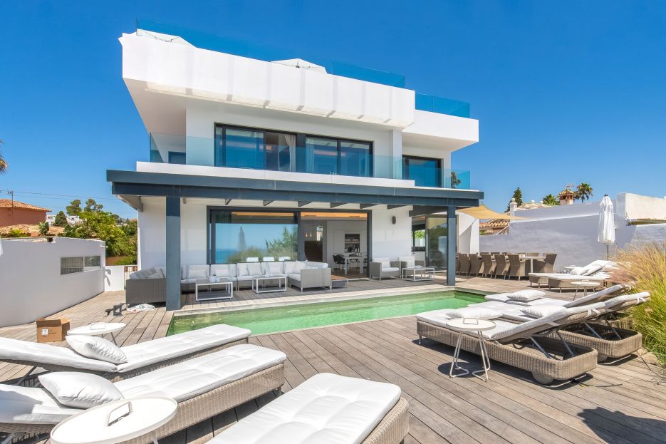Spectacular frontline beach villa for holiday let in Marbella