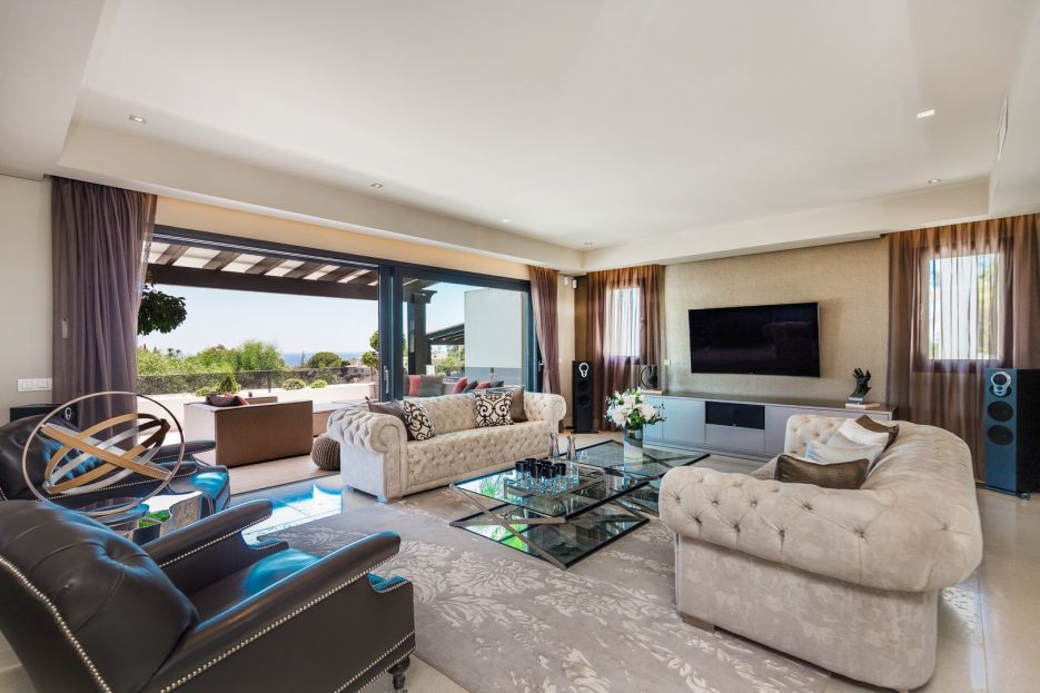 Modern villa with sea views for sale in Marbella Golden Mile