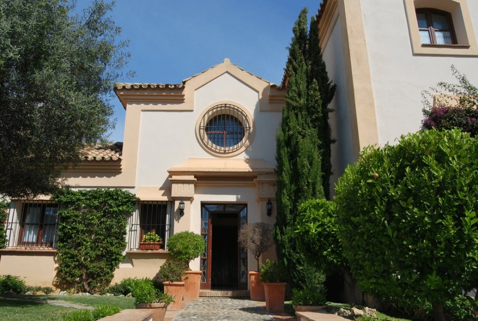 Preciosa villa en primera línea de golf en Guadalmina