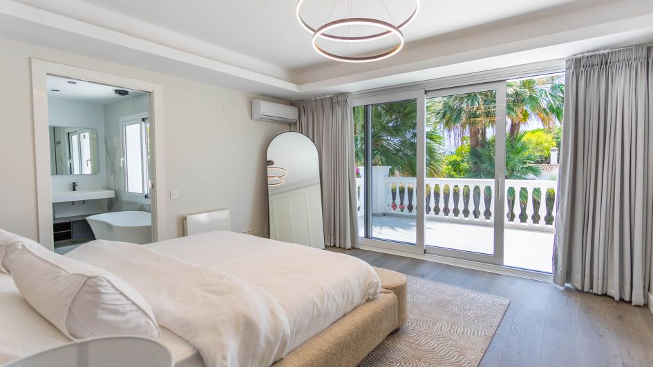 spacious bedroom with ensuite in holiday rental villa in Parcelas del Golf, Nueva Andalucía, Marbella, Costa del Sol