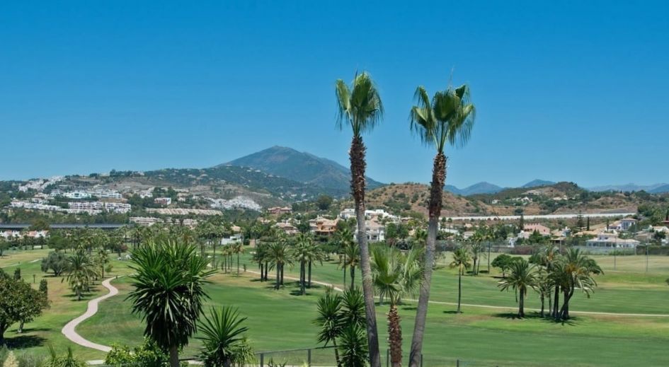 Nueva Andalucía golf course with mountain views