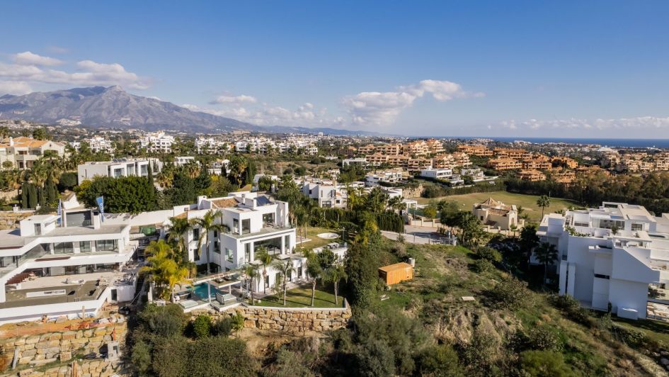 Aerial photo of Villas and views of the mountains in La Alquería, Benahavís