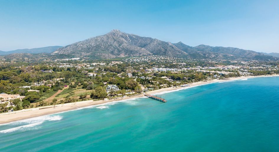 Vue aérienne de la Golden Mile de Marbella et de la montagne La Concha