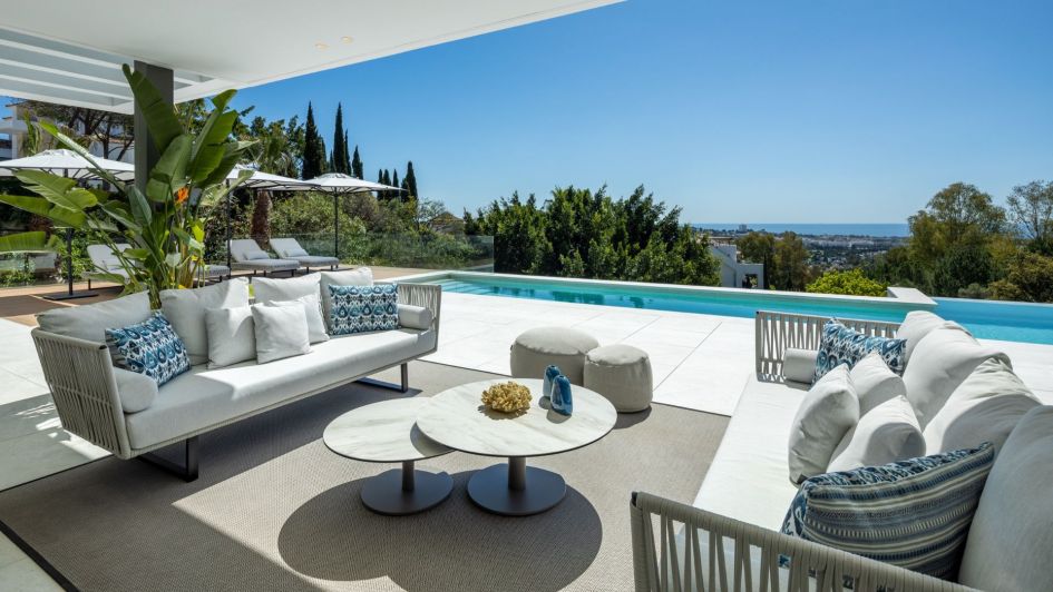 Terrace with infinity pool in villa with sea views La Quinta, Benahavís