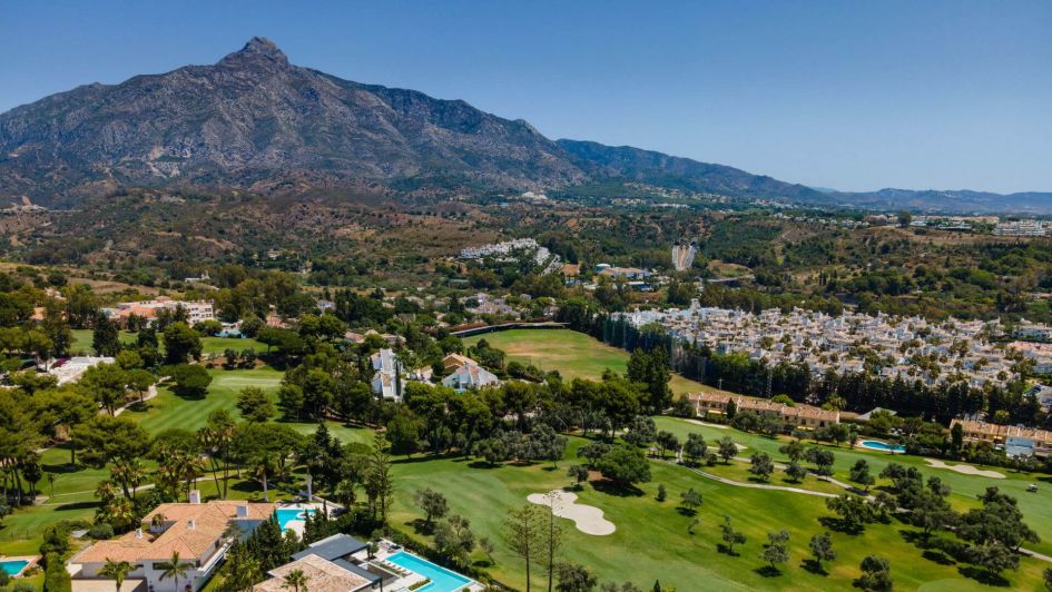 Vue aérienne du parcours de golf de Nueva Andalucía, Marbella.