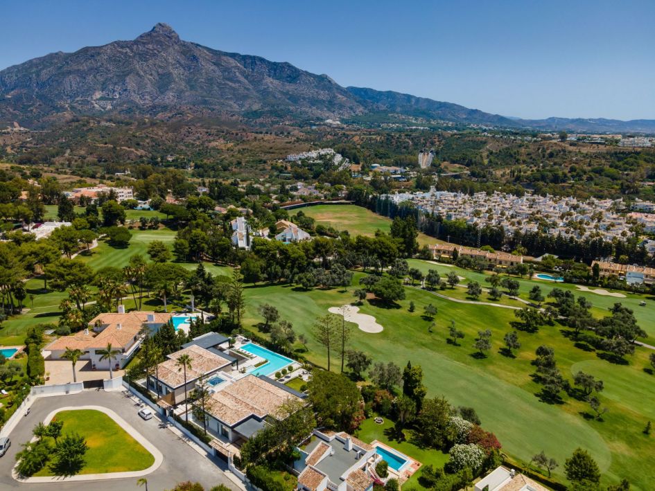 Nueva Andalucía looking towards golf courses and La Concha Mountain