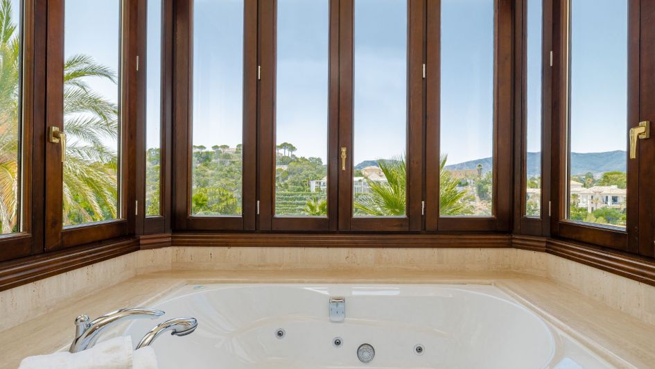 Spa bath Jacuzzi in traditional villa with mountain views in La Zagaleta