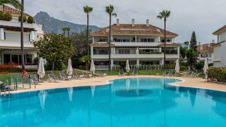 Monte Paraíso community and swimming pool, Golden Mile of Marbella, Costa del Sol