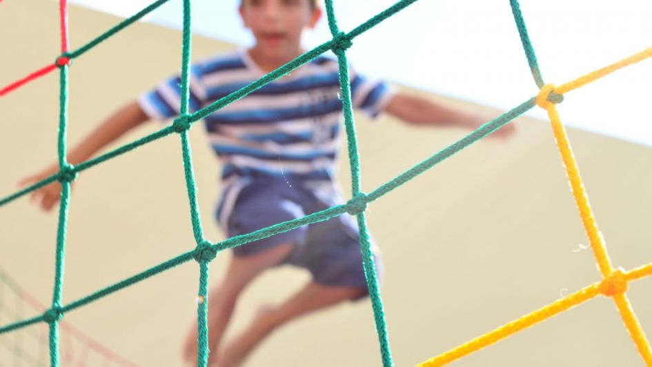 Kid jumping in indoor trampoline park / Marbella beherbergt viele Indoor-Spielplätze und Trampolinparks