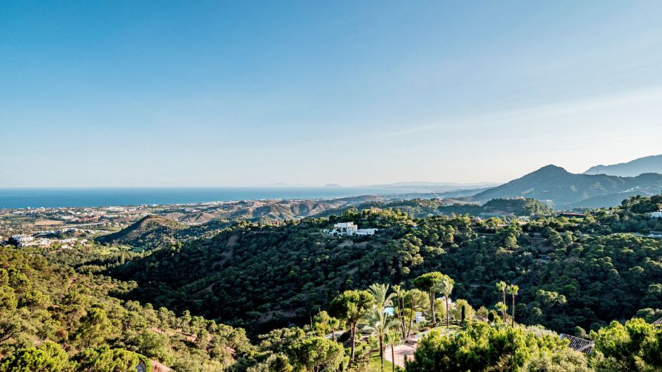 Vue depuis La Zagaleta sur la mer Méditerranée et les montagnes