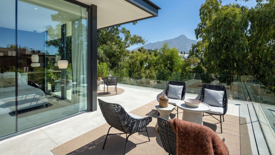 Villa terrace with La Concha mountain views in La Cerquilla, Nueva Andalucía