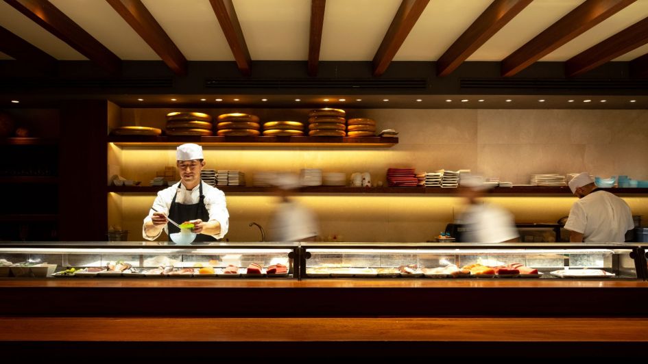 Nobu-Koch in der Hot Kitchen im Puente Romano, Marbella Golden Mile